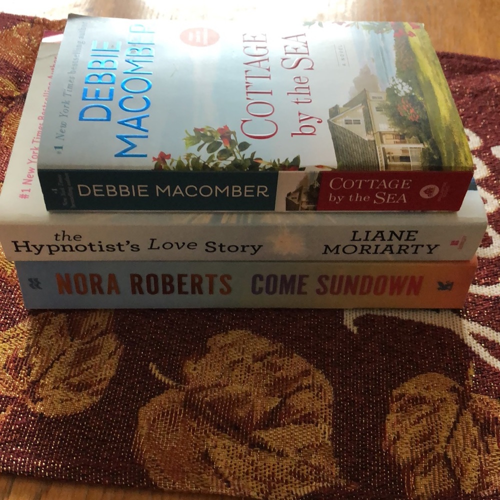 3 paperback novels by Debbie Macomber, Liane Moriarity and Nora Roberts - Picture 2 of 5
